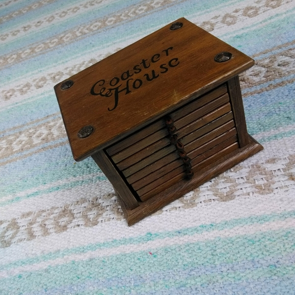 VINTAGE WOODEN COASTER SET
